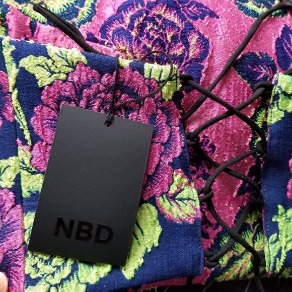 NEW NBD Floral Cross Criss Cross Tie Back Top - Picture 4 of 5